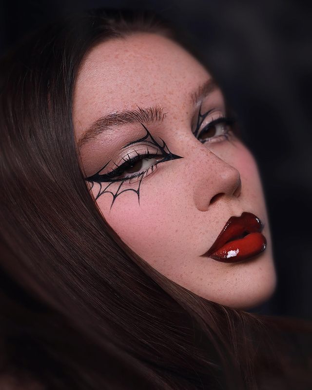 Instagram post by @olgadann for EM Cosmetics. Caption reads: [...] Liner - Foxy ⠀⠀ En partenariat avec....