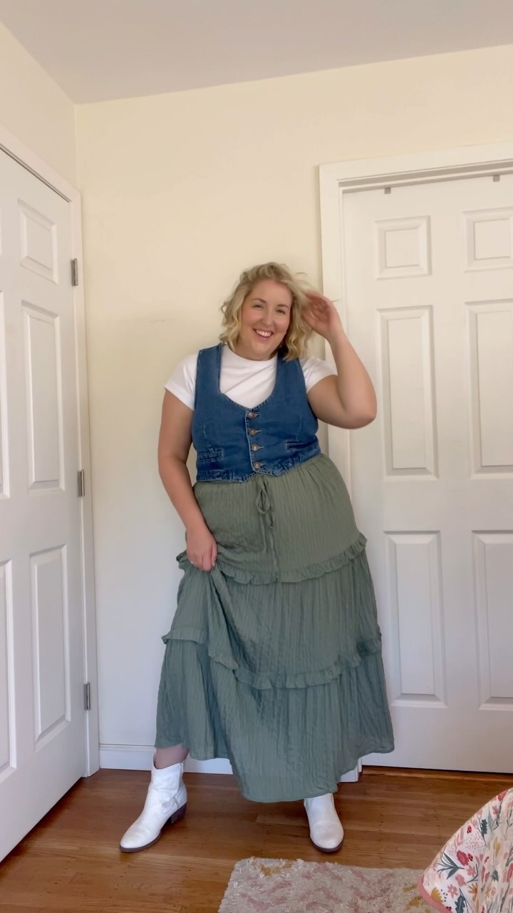 Instagram post by an influencer for Amazon Fashion. Caption reads: [...] #denimvest #amazonfashion #summeroutfitideas....