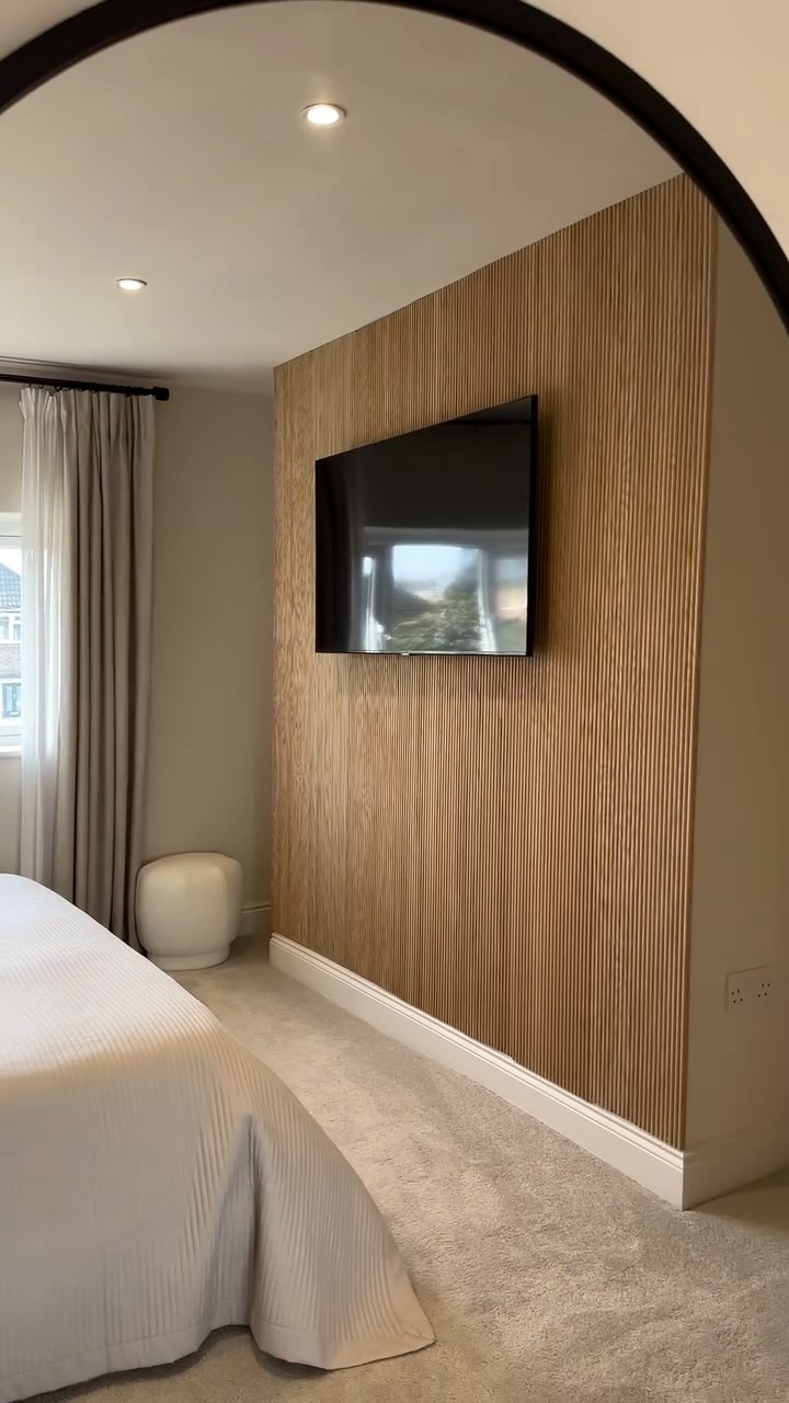 Instagram post by @minimidcenturymakeover_ for The Wood Veneer Hub. Caption reads: [...] flexible tambour wood panels from....