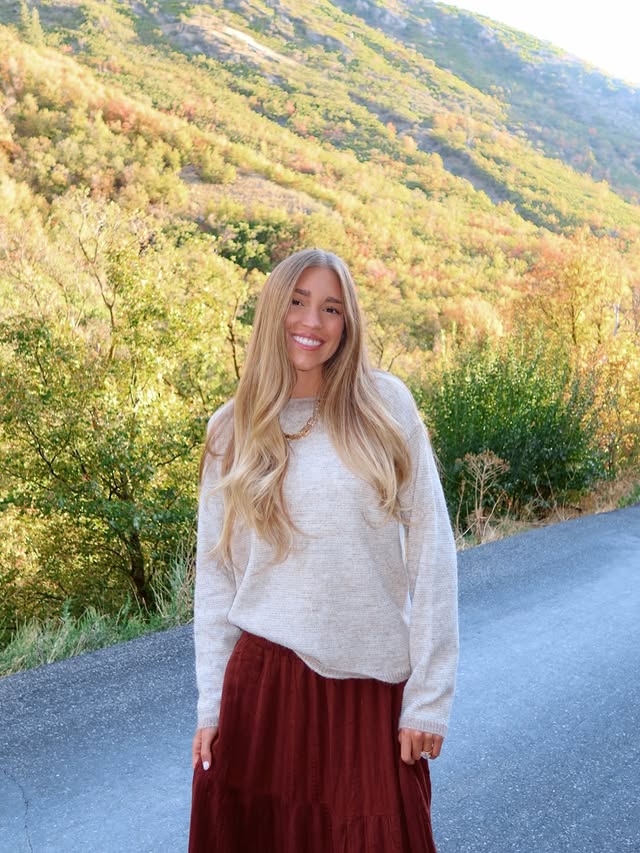 Instagram post by @makenametcalfe for Lulus. Caption reads: [...] fall outfit season 🍂🧡🤭🧸 Wearing @lulus....