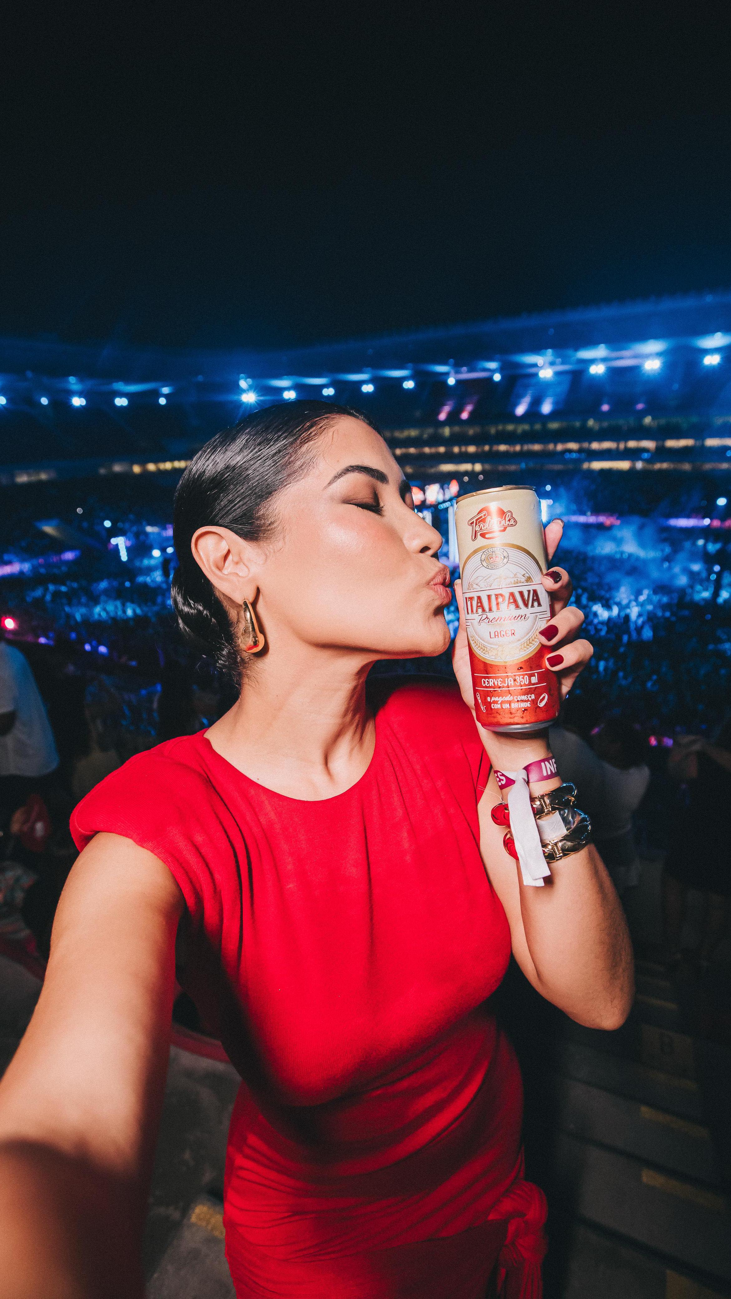 Instagram post by @thaynaraog for Itaipava. Caption reads: Recife não brinca em serviço, viu?
 
E quando....