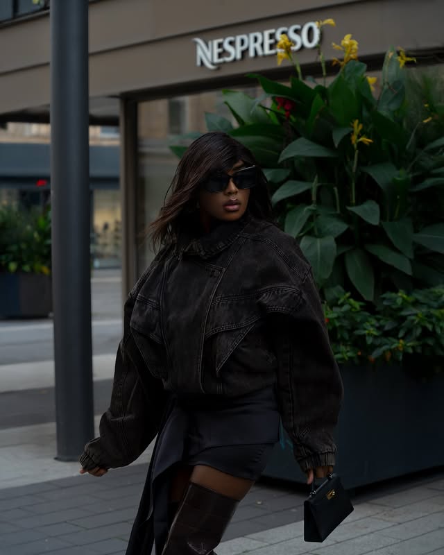 Instagram post by an influencer for H&M. Caption reads: Anzeige// Glowing in @hm.
