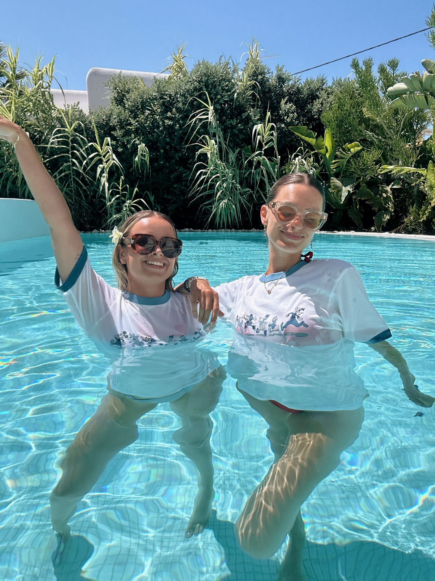 Instagram post by @thea_gs for RhinoShield. Caption reads: Dump de l’💖
Vivre d’amis, d’amour, d’aventures et....