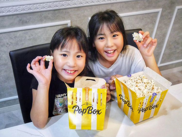 Instagram post by @kiyoazu.r.m for PopBox. Caption reads: .
レンジで簡単ポップコーン🍿
グルテンフリー、乳製品不使用
パームオイル不使用のオーストラリアか....