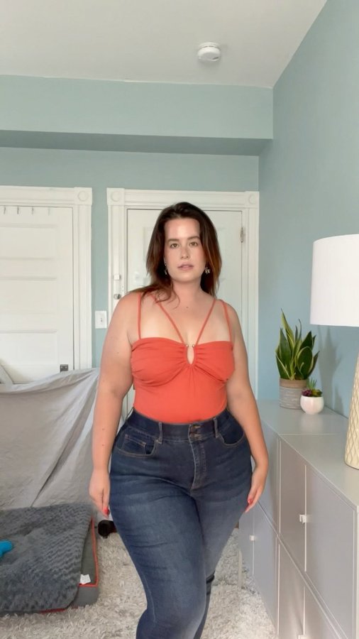 Instagram post by @scorpiosinger for Fashion to Figure. Caption reads: [...] gap in a pair of jeans. #ad 👖🍊 

Fashion....