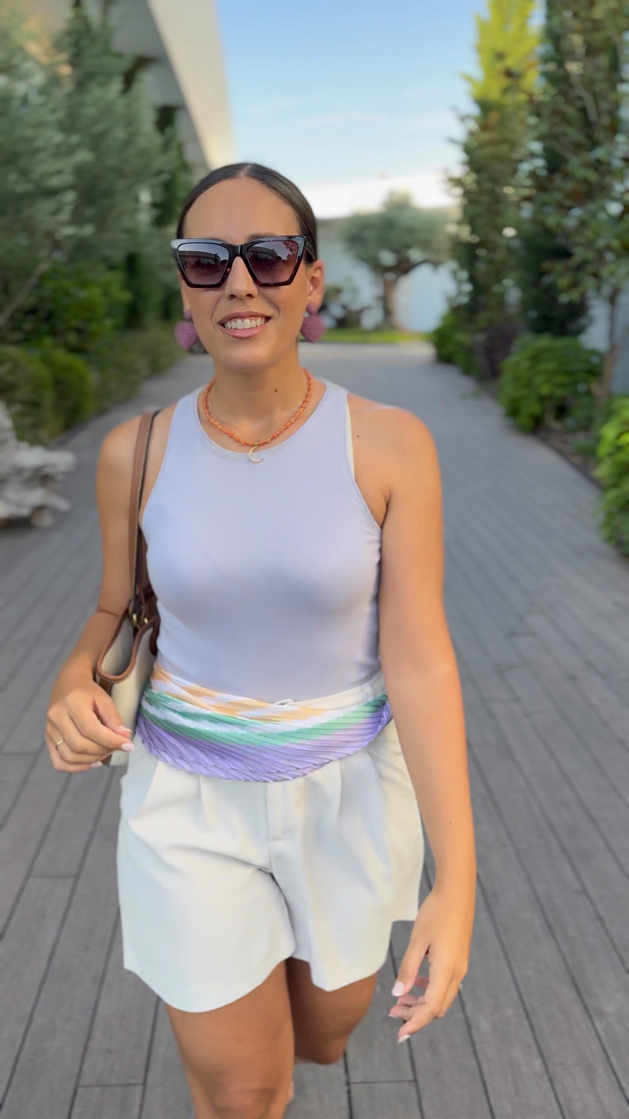 Instagram post by @laurasantaellaa for HAWKERS CO.. Caption reads: Sí soy 🙃

👓 @hawkersco @hawkerscrew 

20% dto....