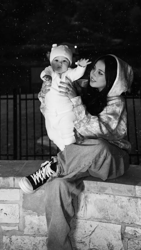 Instagram post by @fiorella.del for POCOCO. Caption reads: [...] like this 🌧️🫧💿 this projector from....