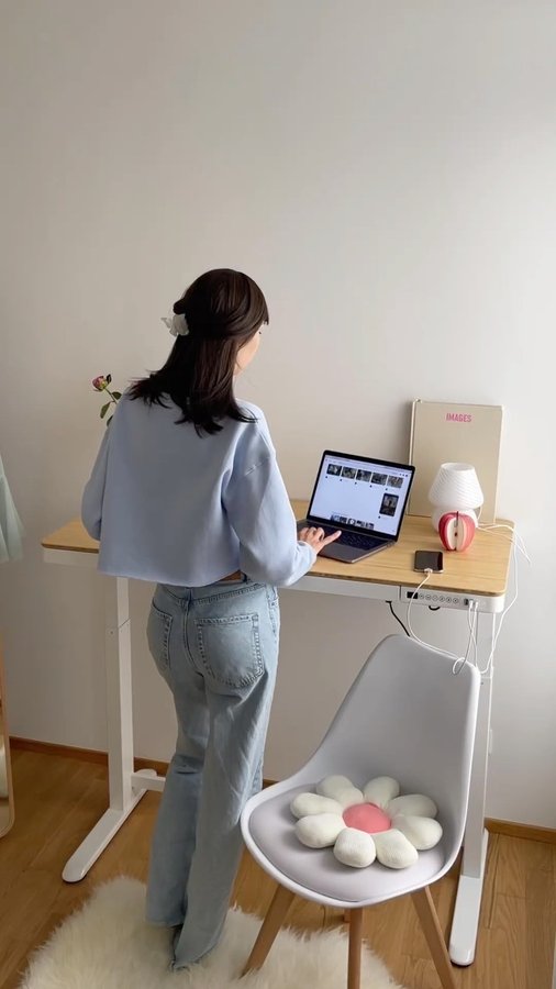 Instagram post by @gladisheva for FlexiSpot. Caption reads: My new lovely workspace from @flexispot.de 💕....