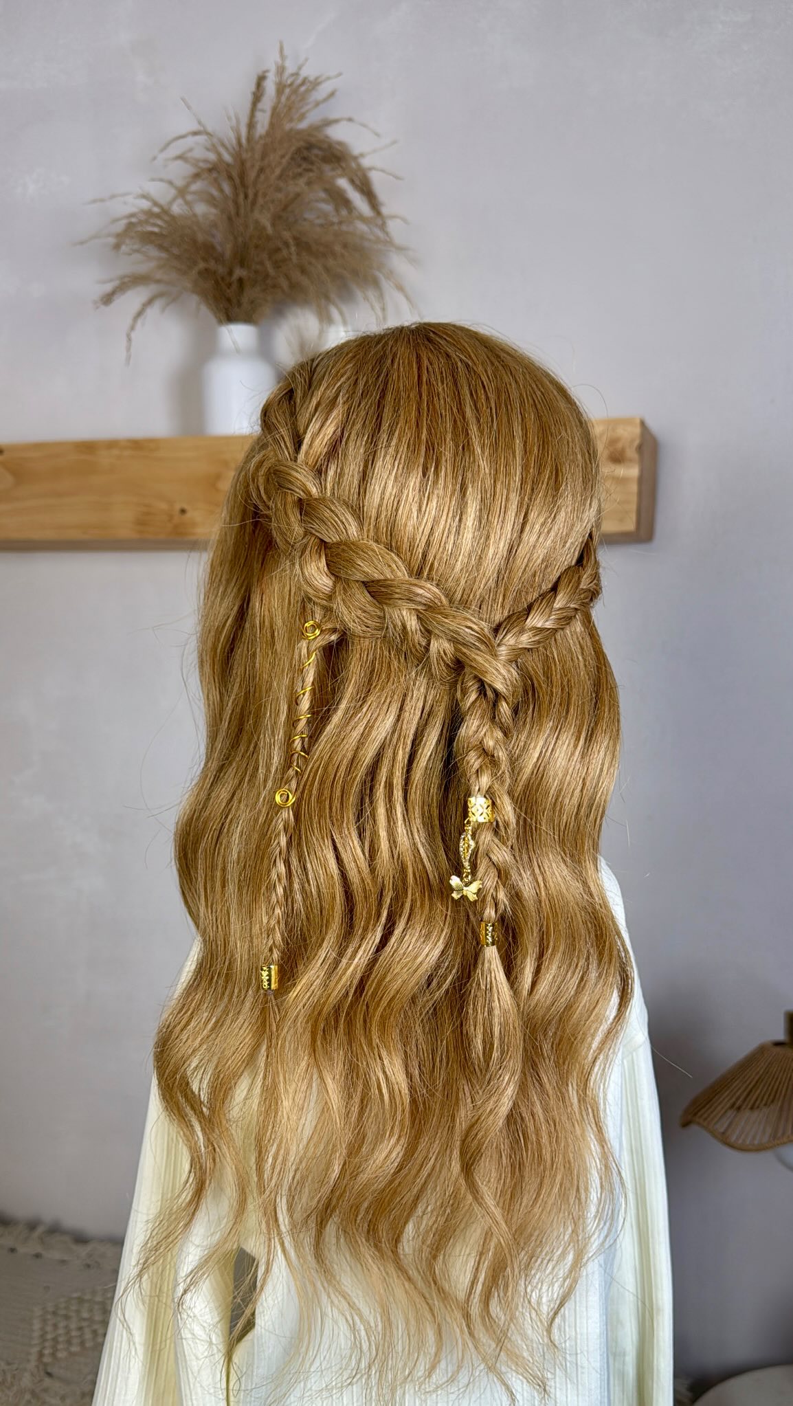 Instagram post by @sarahpotempa for Beachwaver. Caption reads: [...] created this look with @thebeachwaver b1,....