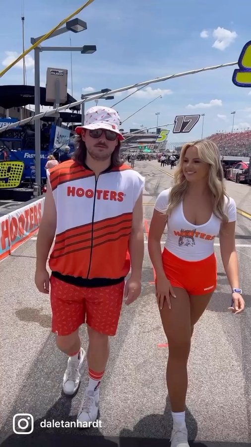 Instagram post by @daletanhardt for Hooters. Caption reads: Feel the love this Christmas with @hooters 🦉....