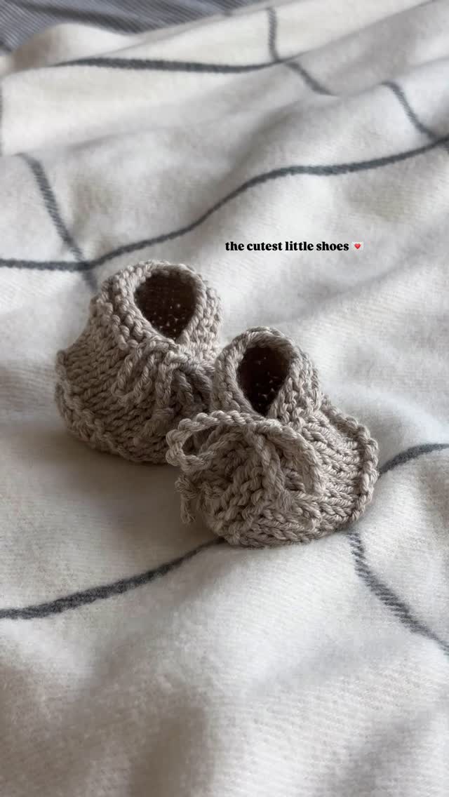 Instagram post by @areuknittingme for Universal Yarn. Caption reads: #ad using mystical marl + the tiny treads pattern....