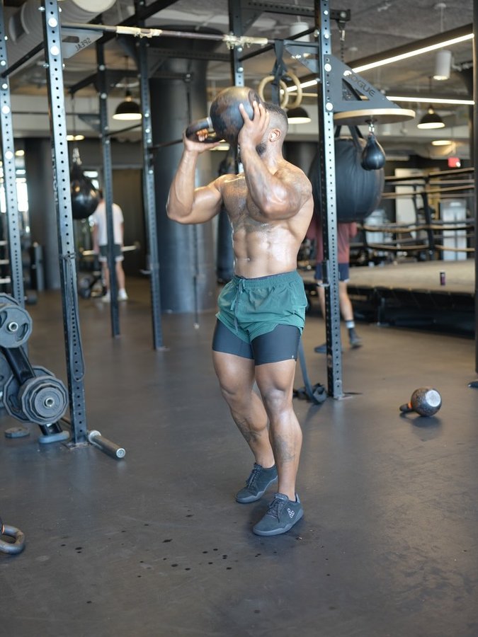 Instagram post by @everygotdamndre for VIVOBAREFOOT. Caption reads: FULL BODY WORKOUT KETTLEBELLS 

44kg 

One of the....