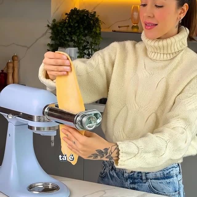 Instagram post by @danichoma for Kitchenaid. Caption reads: Bora passar o dia cozinhando comigo? 🍽️✨
Fui....