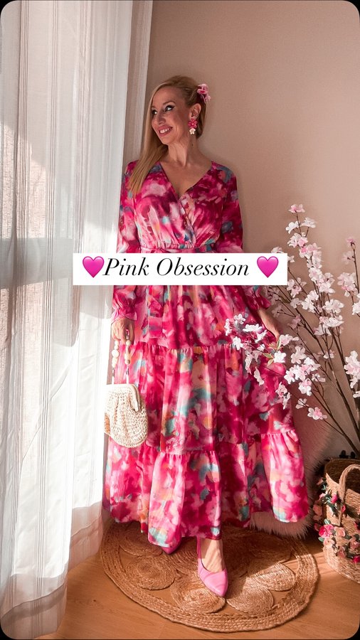 Instagram post by @helenwearsit for LightInTheBox. Caption reads: 🩷GRWM Spring Dress🩷 Definitivamente estoy....