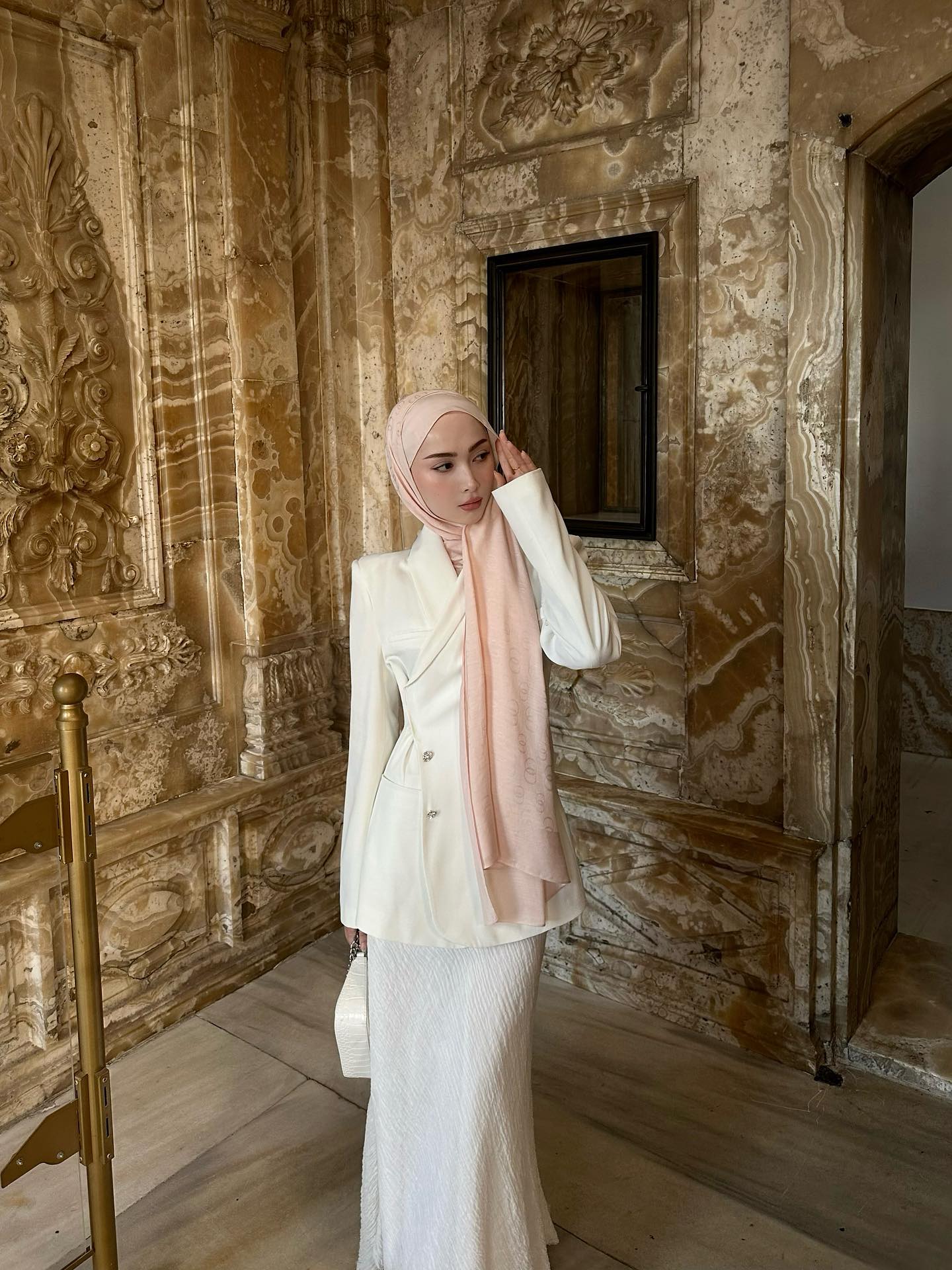 Instagram post by @runifluz_ for Imannoor. Caption reads: Falling in love with the flowy details and....