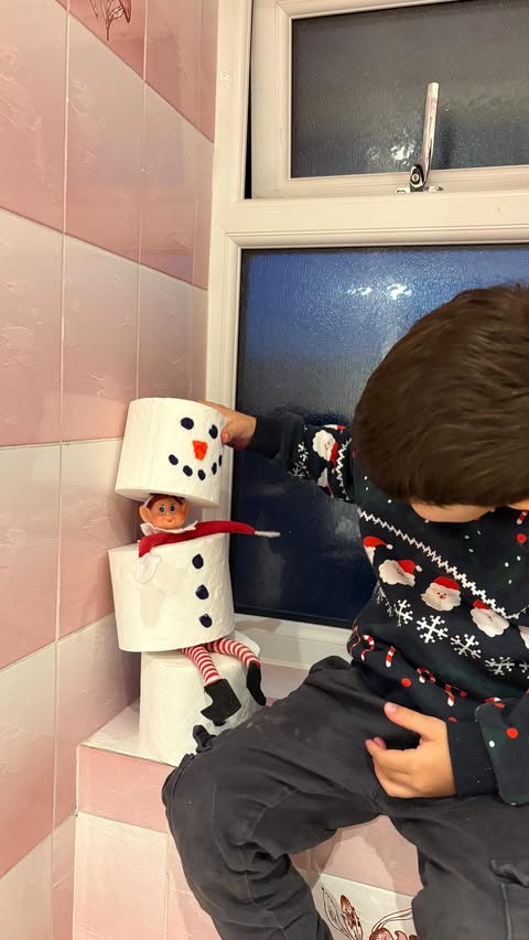 Instagram post by @lifeofanniexx for StoryBug. Caption reads: Vlogmas Day 8 🎄

The reality of trying to film....