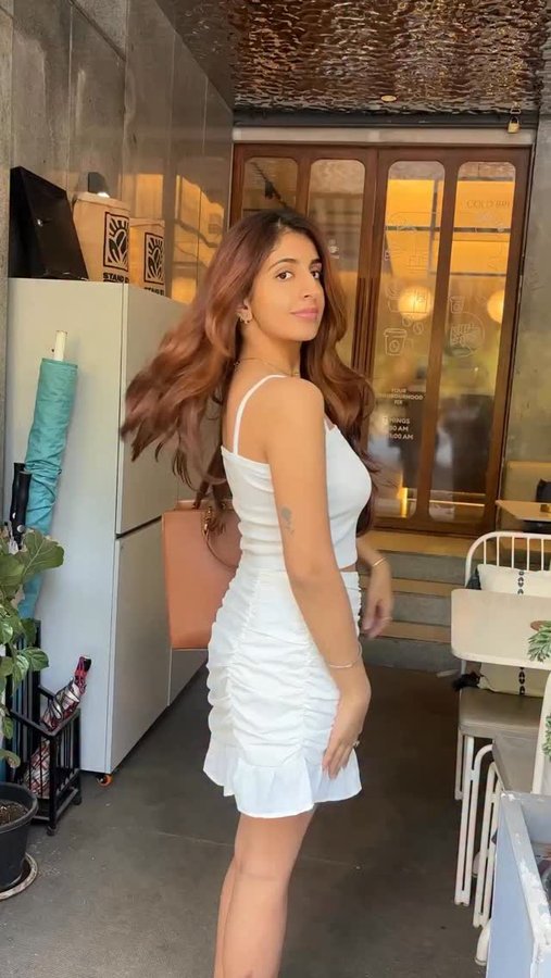 Instagram post by @janhvijashnani for Tata CLiQ. Caption reads: Tata CLiQ Palette’s Black Friday Sale said “expect....