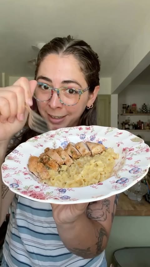Instagram post by @_gloyoyo_ for Knorr US. Caption reads: easy dinner for a busy day with @knorr 💗 #ad....