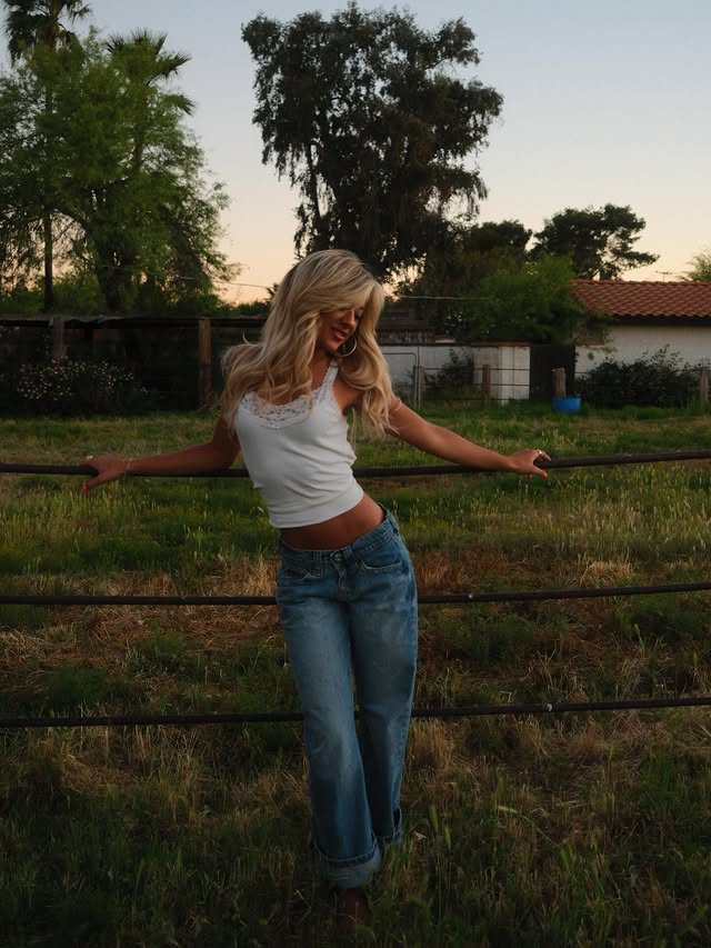 Instagram post by @quinncdavis for Urban Outfitters. Caption reads: [...] would approve of these jeans....