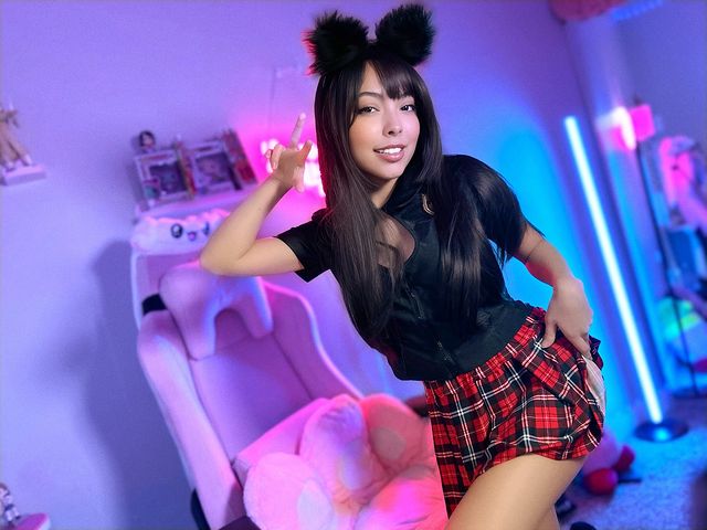 Instagram post by @zoey.nyu for Arozzi. Caption reads: [...] nyucitos 🐈💕⛅️✨✨ 
.
.
. Gamer chair....