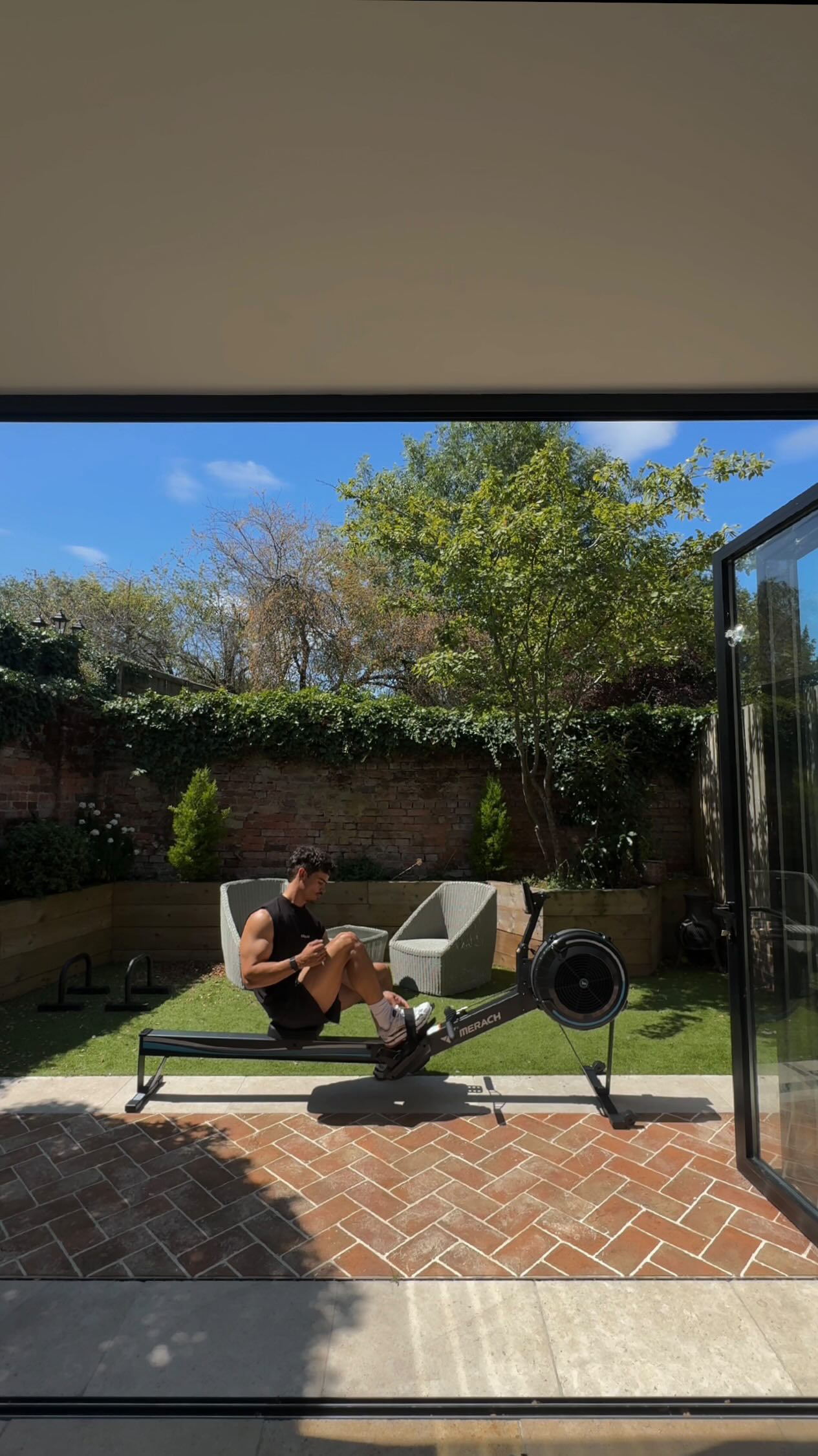 Instagram post by @elliotbfit for Merachfit. Caption reads: Ad | Home workout w/ @merachfit
——
Sun came out....