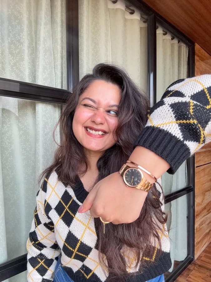 Instagram post by @toochubbyforyouu for Daniel Wellington. Caption reads: Effortless style with timeless elegance....