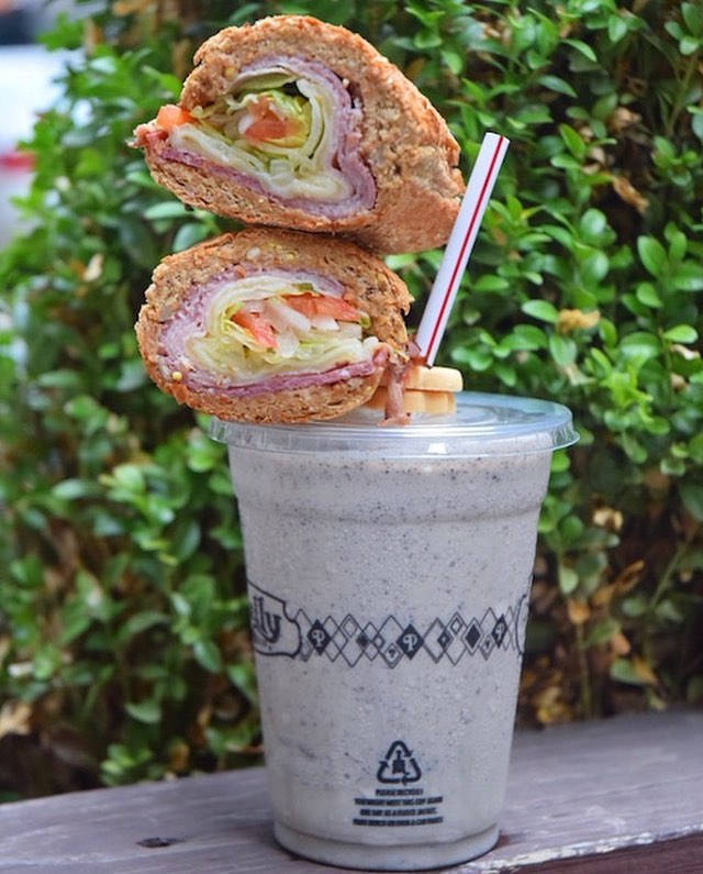 Instagram post by @sweetsandsunsets for Foodie Tribe. Caption reads: [...] flavor is Oreo! #potbelly #awreck....