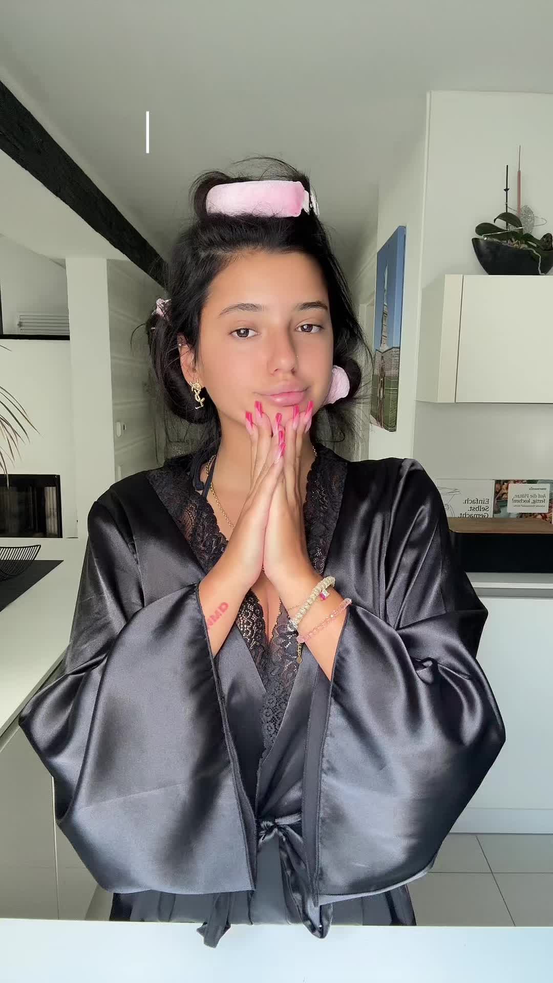 TikTok post by @viktorija.ic for Oildem. Caption reads: morgen routine 🌅💛 @Oildem #morningroutine....
