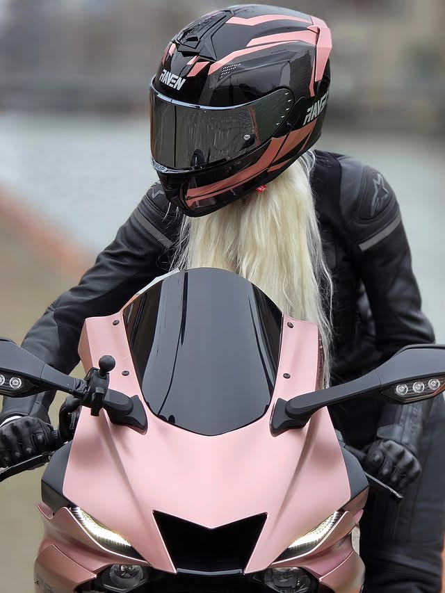 Instagram post by @motor.chick for Xlmoto. Caption reads: [...] rosegold helmet! Get 15% discount on @xlmoto....