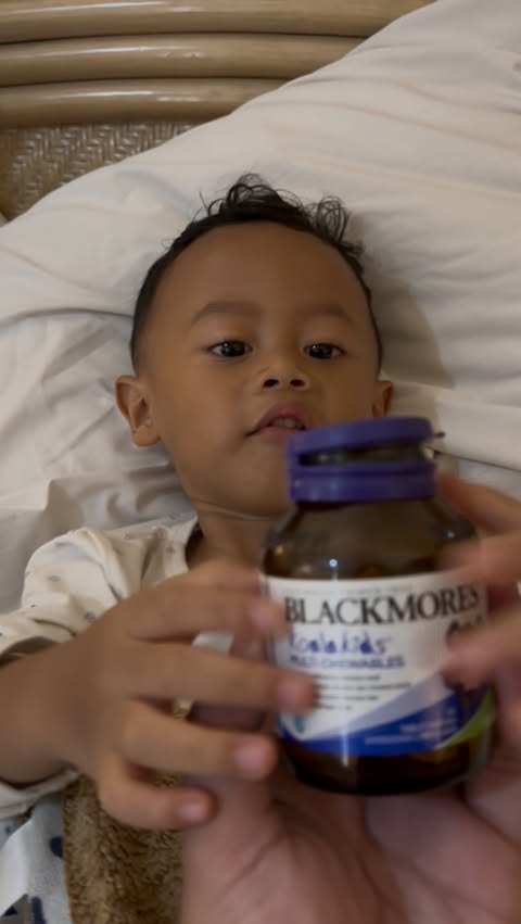 Instagram post by @syafitriajeng_ for Blackmores. Caption reads: [...] tetap berjalan👀 untungnya aku punya....