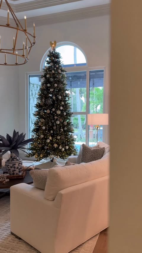 Instagram post by @thenottinghome for Balsam Hill. Caption reads: [...] 🤍
We went big with a 12-foot @balsamhill....