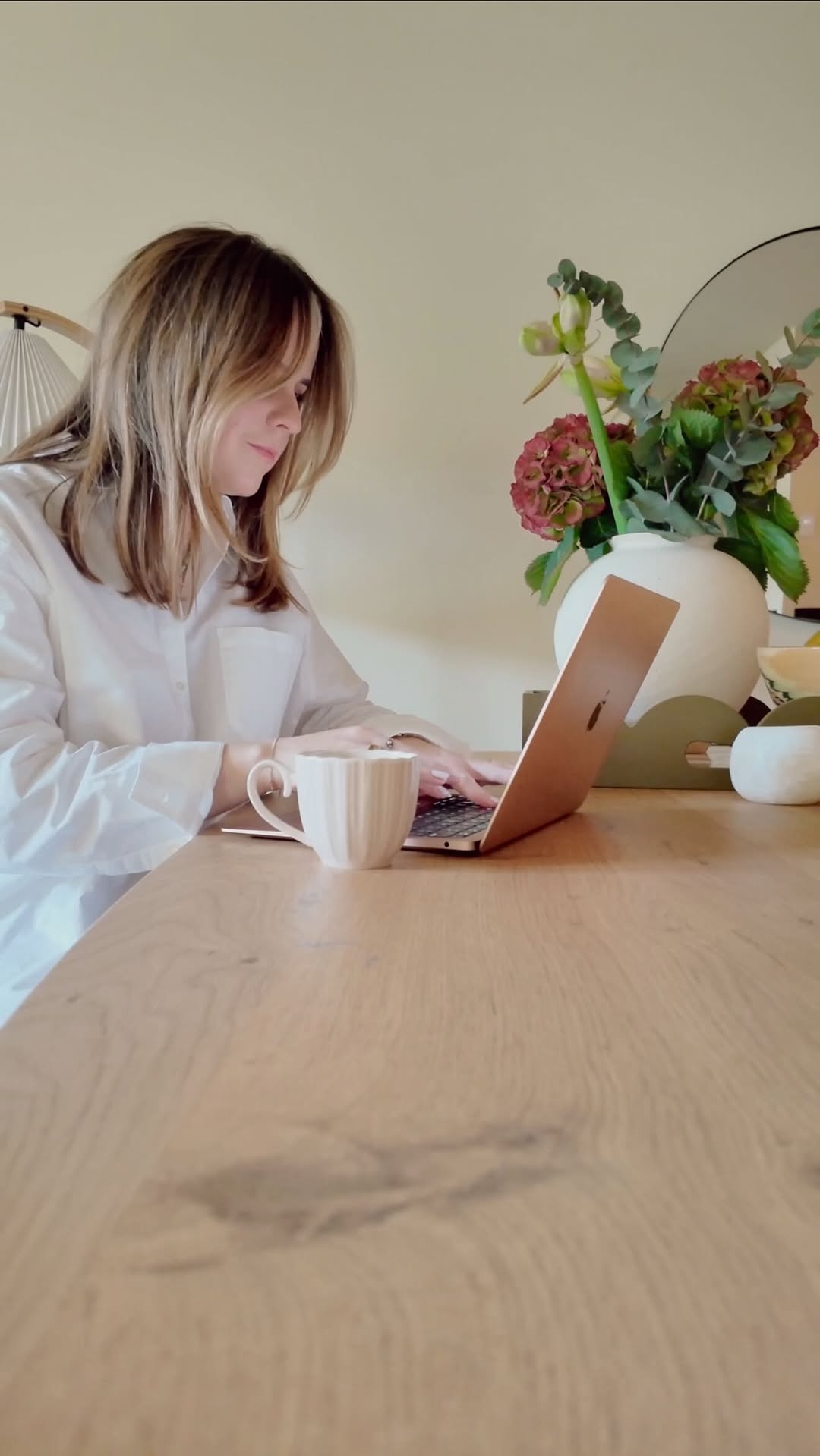 Instagram post by @billierose for Specsavers. Caption reads: Sinds kort heb ik iets nieuws aan mijn ochtend....