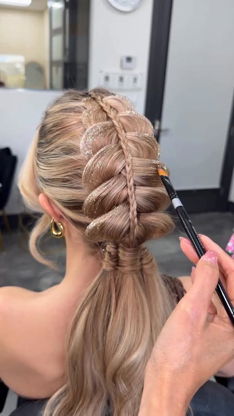 Instagram post by @samirasjewelry for SexyHair. Caption reads: Holiday ready with @sexyhair 😍🎄
Polished up for....