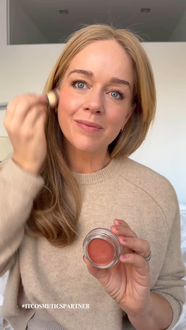 Instagram post by @ebbavonsydow for IT Cosmetics. Caption reads: Reklam @itcosmetics ❤️💄 Måste TIPSA om två....