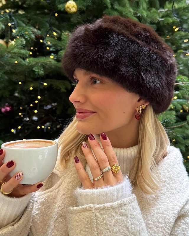 Instagram post by an influencer for byBiehl. Caption reads: [...] order a Christmas gift from @bybiehl . 🎁🎄....