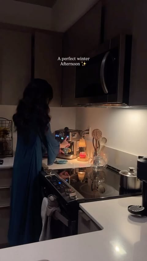 Instagram post by @yasmine__lab for FITUEYES. Caption reads: [...] all in one flow. This TV stand....