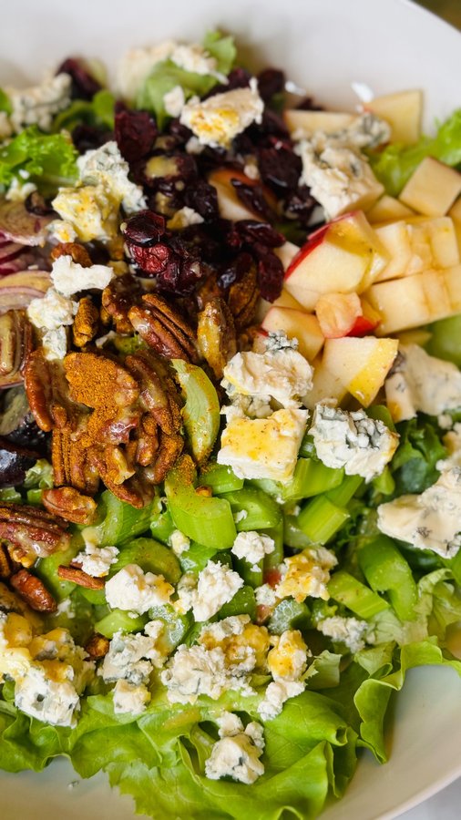 Instagram post by @chiefspicemama for Little Leaf Farms. Caption reads: [...] the best lettuce! I’m using the....