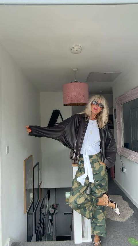 Instagram post by @astridiwantyouinmylife for Massimo Dutti. Caption reads: [...] @fenmytaxena * Top and jacket @massimodutti....