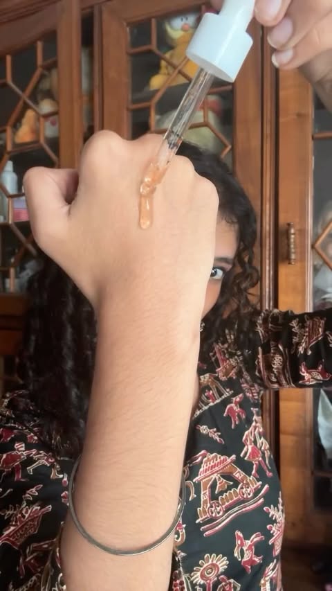 Instagram post by @_nandhanaaaaaaa for Molecular Company. Caption reads: STOP 🛑 If you’re using Vitamin C serum like THIS…....
