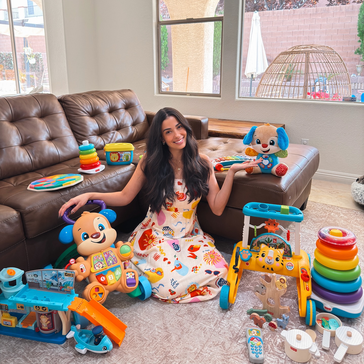 Instagram post by @hello.thalita for Fisher-Price. Caption reads: Se a alegria aqui de casa já era garantida com....