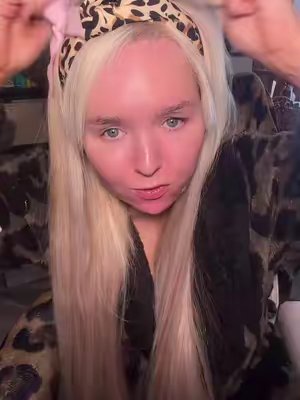 TikTok post by @sewfy for Fyne Cosmetics. Caption reads: STRESSED ! #fynecosmetics #fyneglitch....