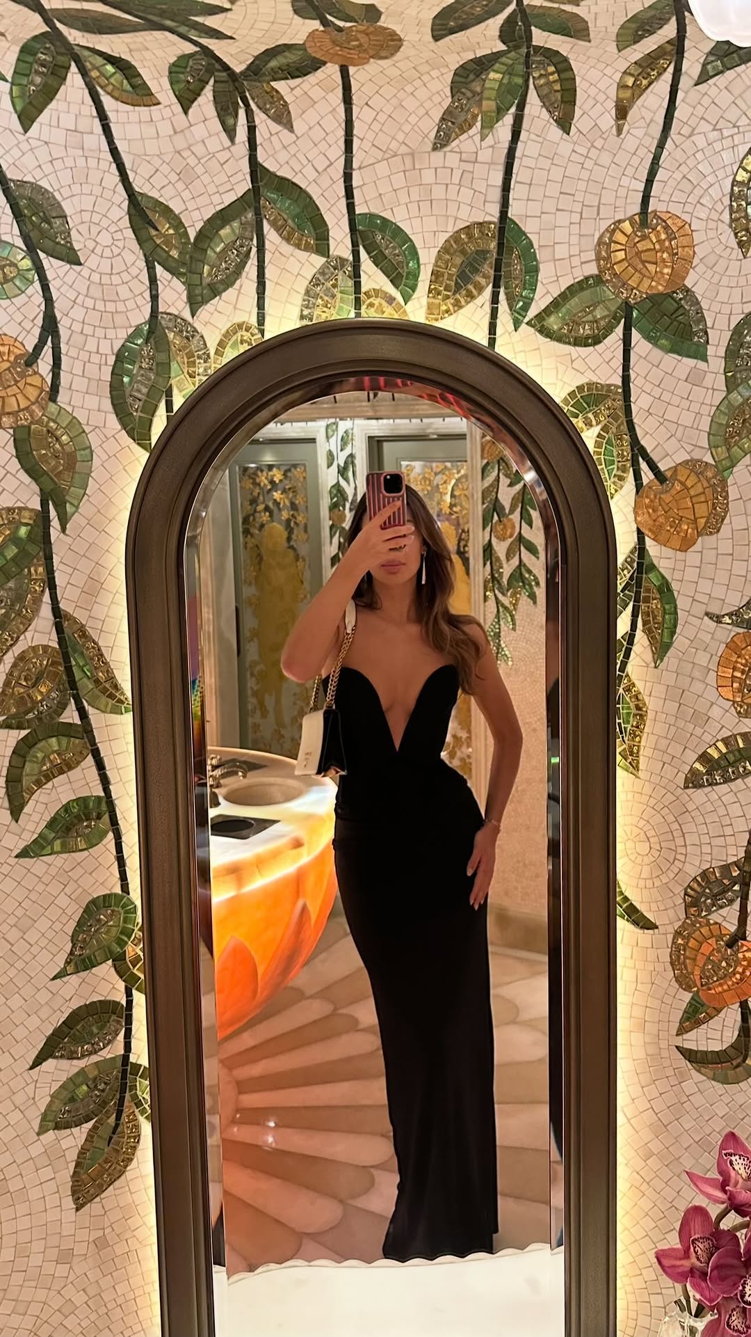 Instagram post by @ania_ddd for Syoss. Caption reads: the cutest hairstyles for the holidays🎄❤️‍🔥....