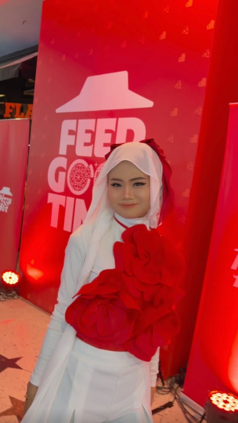 Instagram post by @ssab.breenaa for Pizza Hut. Caption reads: [...] for countdown? No problem. Just order Pizza....