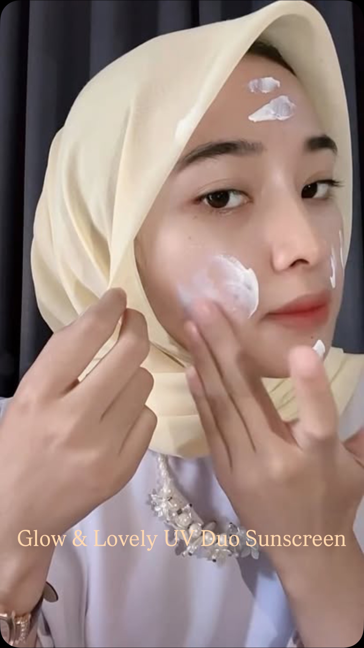 Instagram post by @sti_ulpaa for Glow & Lovely Indonesia. Caption reads: KEMANA AJA SIH BARU TAU KALO ADA SUNSCREEN SEBAGUS....