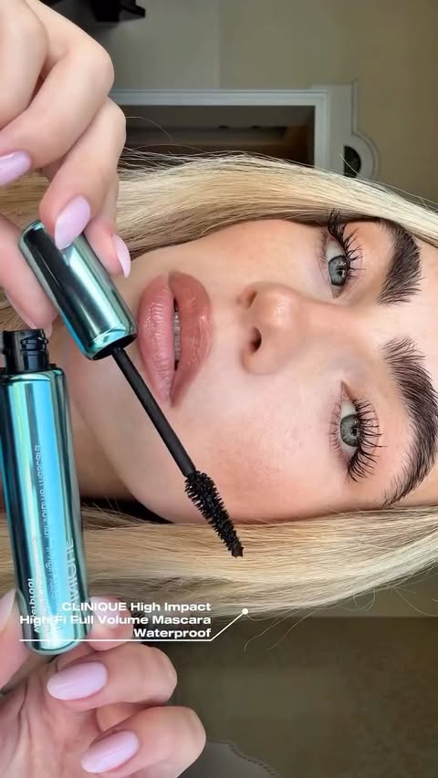 Instagram post by @gretapennacchini for Clinique Italia. Caption reads: Extra Large lashes with @cliniqueitalia high....