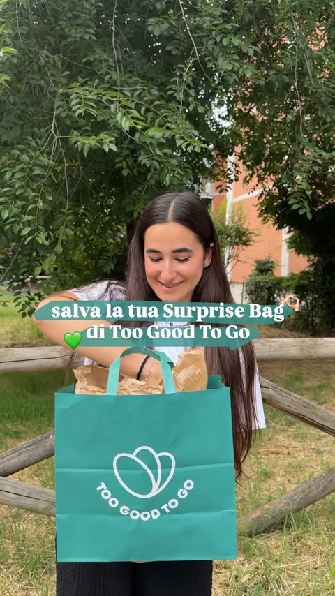 Instagram post by @sgambettoconsiglia for Too Good To Go. Caption reads: [...] tu l’app 🫵🏼 #sgambettoconsiglia....
