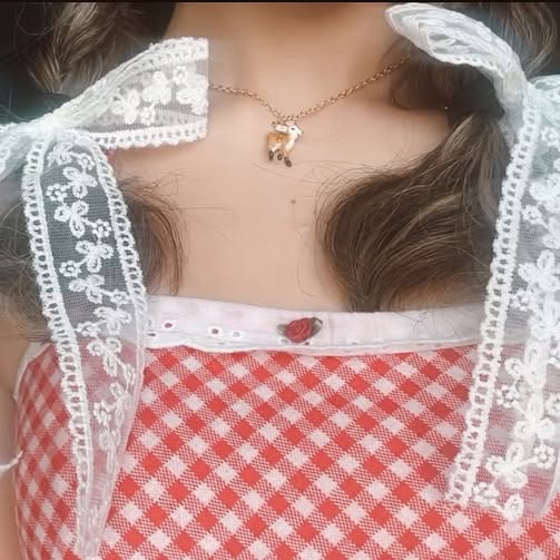 Instagram post by @louisa444doll for Selenichast. Caption reads: [...] die🍓💐🎞️

Adorable jewellery from....