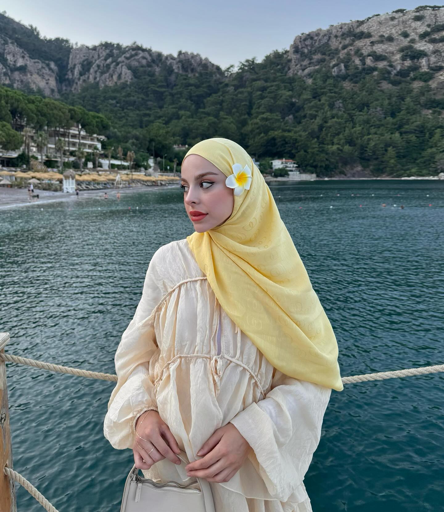 Instagram post by @ecmelrumeysa for Imannoor. Caption reads: 🌙🌼💛⭐️🐥 böyle geldiim 
şalım @imannoor....