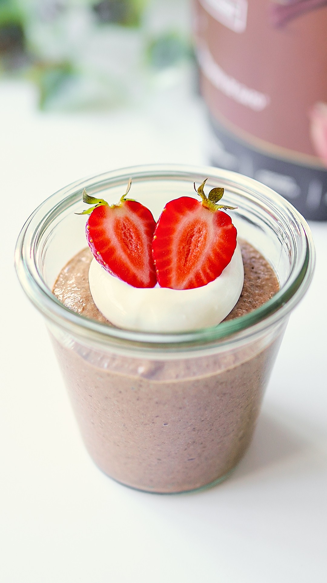 Instagram post by @bettoauge for Puravida. Caption reads: Menos de 300 calorias e mais de 29g de proteína!....