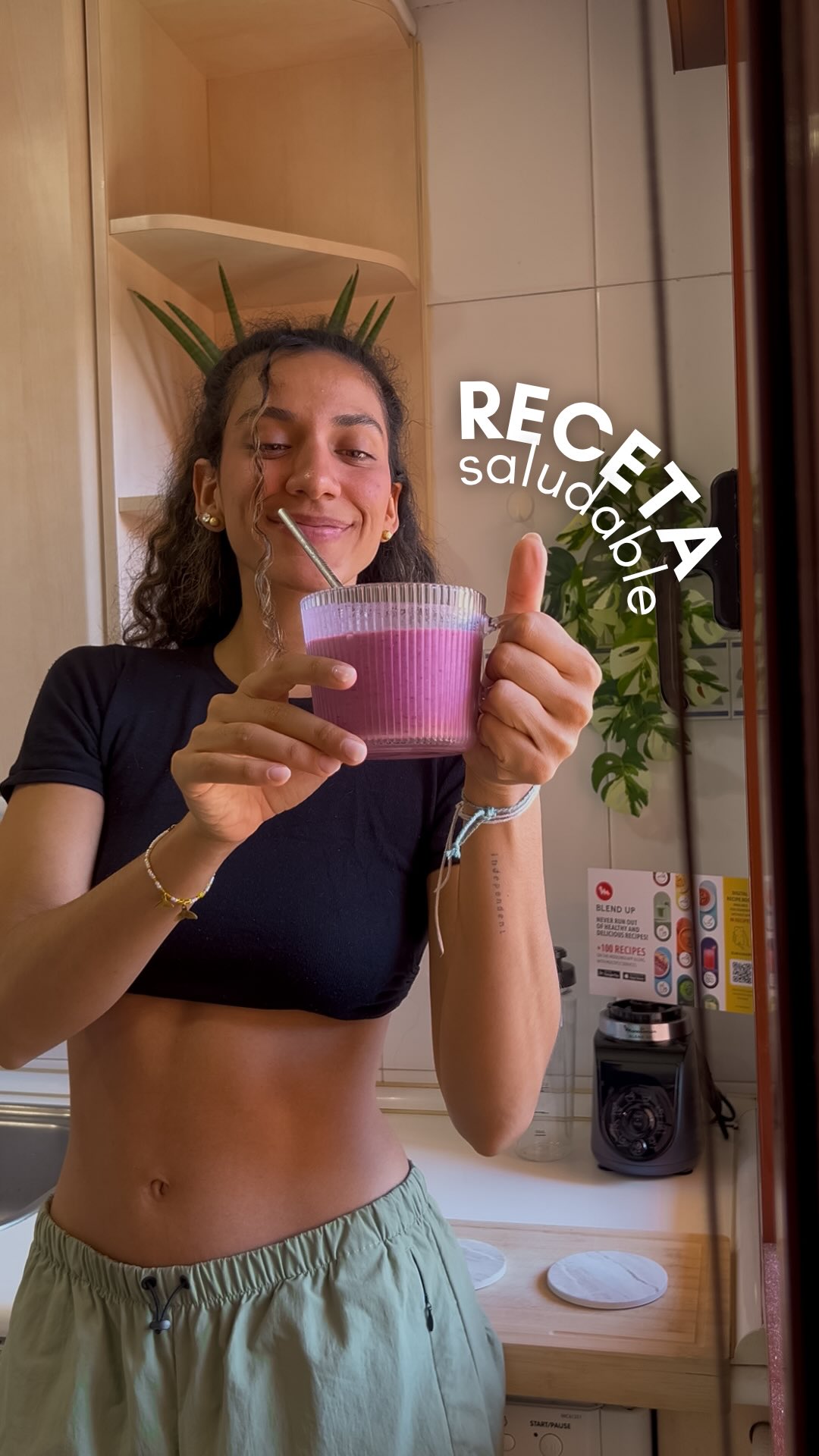 Instagram post by @adrieufit for Moulinex. Caption reads: Bebida fresquita y saludable en 5min 🍓🫐. 

Solo....